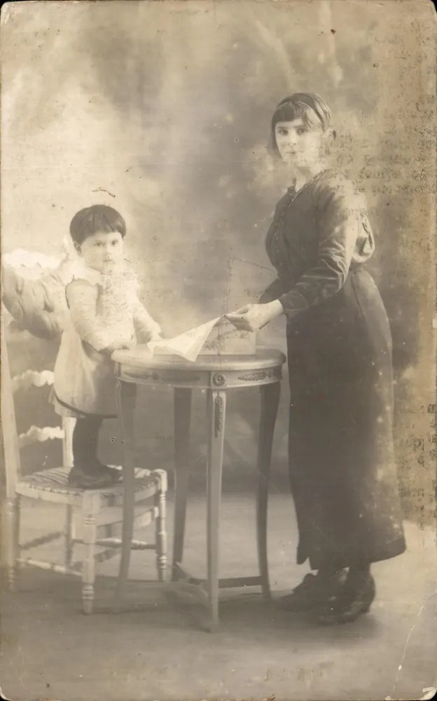 Frau und Kind — Fotografisches Motiv — A. Guilleminot, Bospflug et Cie, Paris - Vorderseite