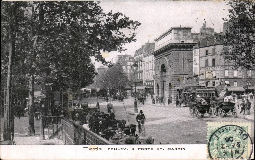 Paris - Boulevard e Porta Saint-Martin — vista urbana com arcos e carruagens — editor não identificado - Frente