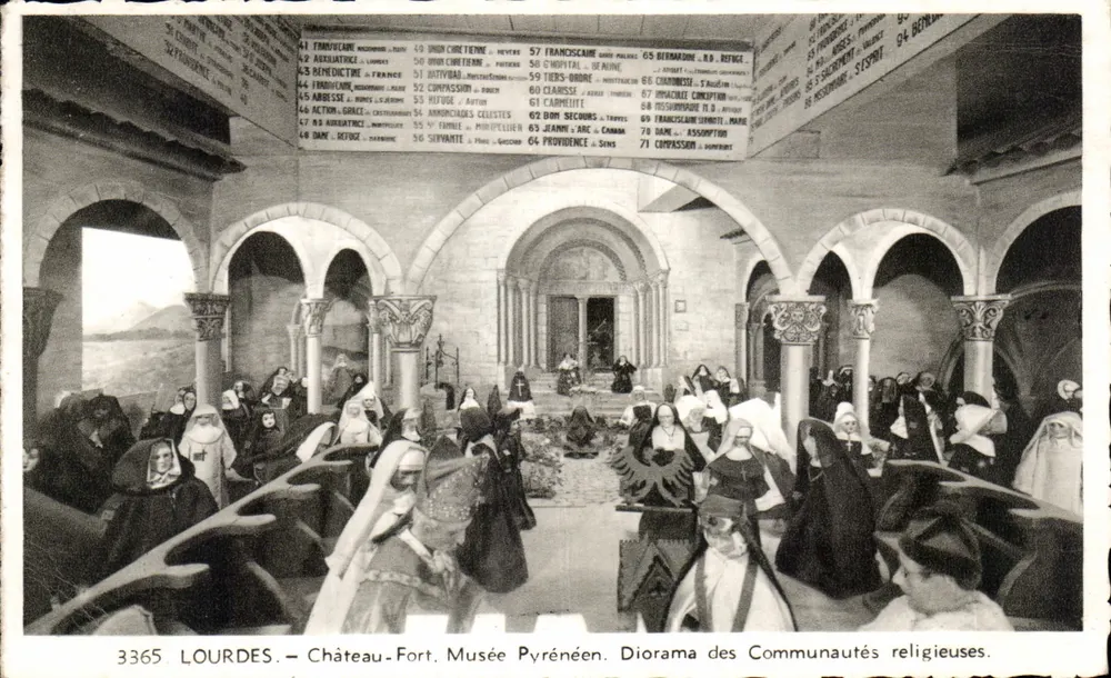 Lourdes — Château-Fort. Musée Pyrénéen. Diorama der religiösen Gemeinschaften. - Vorderseite