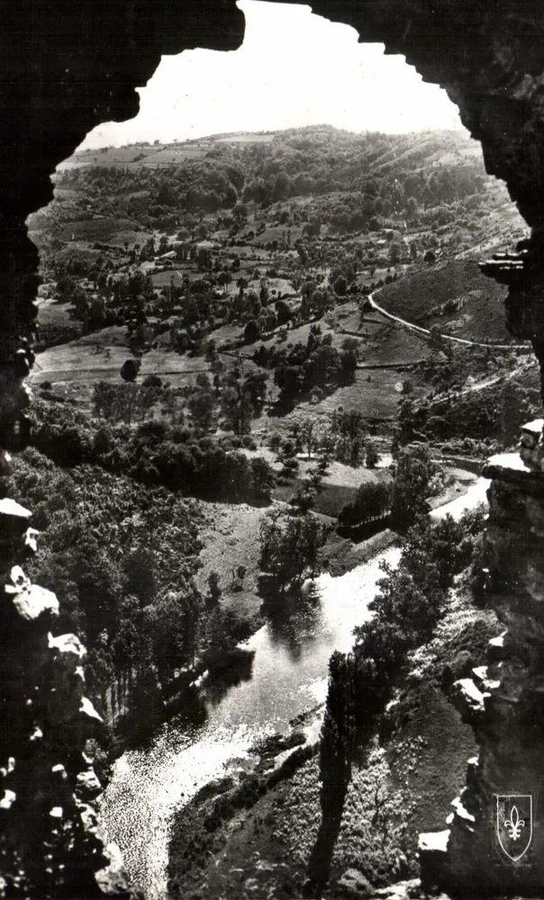 Pittoreske Tal der Sioule — Blick auf das Tal durch eine Öffnung in den Wänden des Felsenschlosses — Édit du LYS, Nérières-les-Bains - Vorderseite