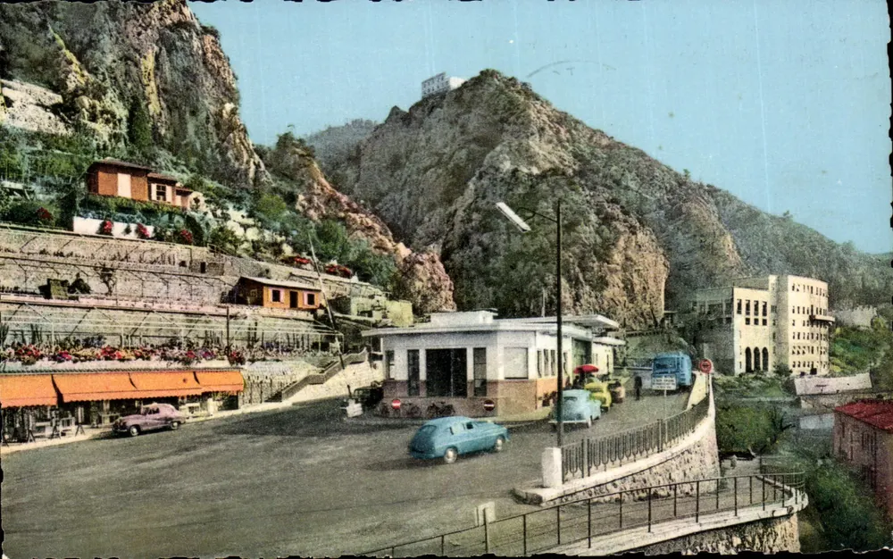 Menton — Die französisch-italienische Grenze und das Schloss Grimaldi — Verleger nicht sichtbar - Vorderseite