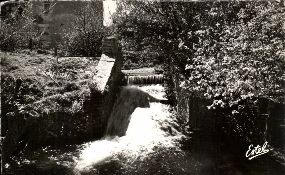 Chute de la Cétonnaise — cascade en pierre avec édifice en arrière-plan — Estel, n°21248 - Awers