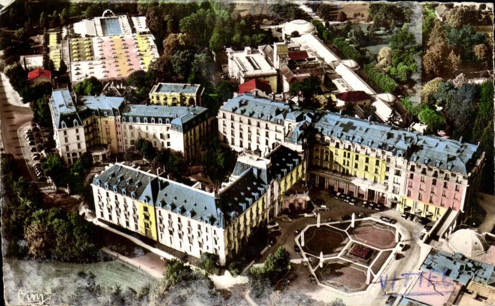 Vittel (Vosges) — Die Großen Hotels der Station — Éditions Combier Imp. Macon - Vorderseite