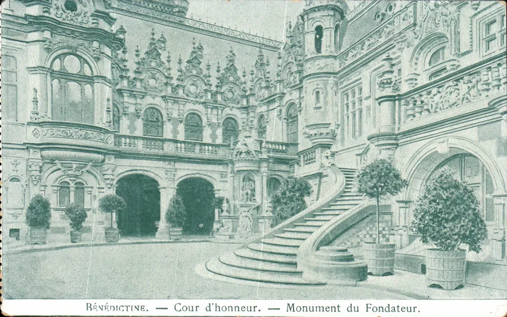 BénédicTine — Cour d'honneur — Monument du Fondateur - Vorderseite