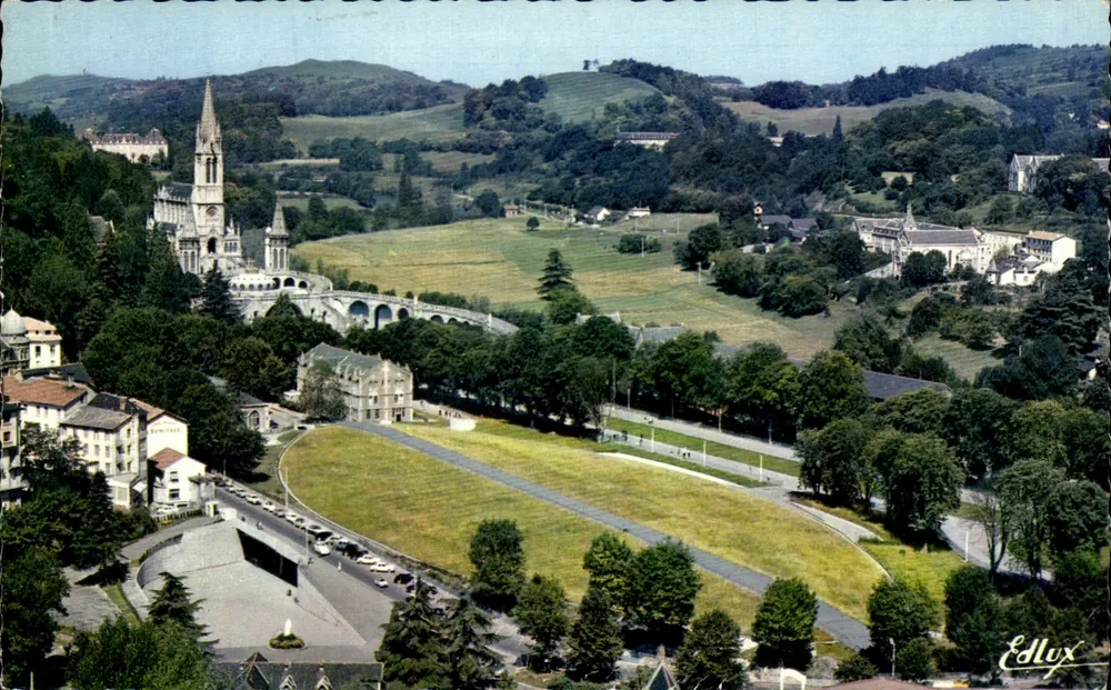 Lourdes — A Basílica e a Basílica Subterrânea São Pio X — Edlux - Frente