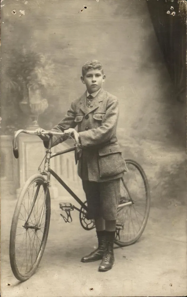 Junge mit Fahrrad — Fotostudio — Verlag nicht sichtbar - Vorderseite