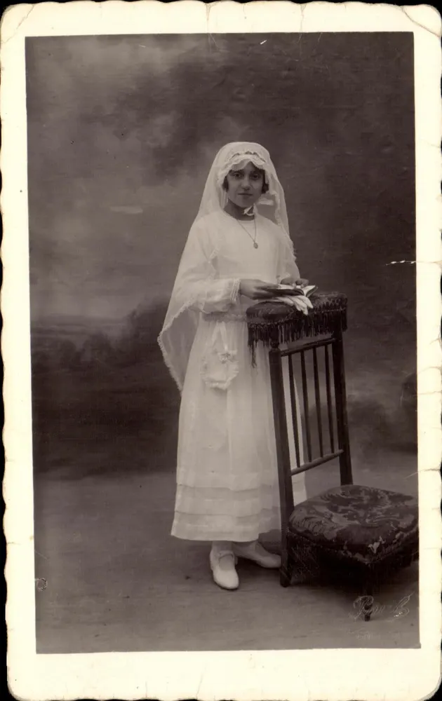Fille en robe blanche et voile — photo de studio — éditeur Bouil - Vorderseite