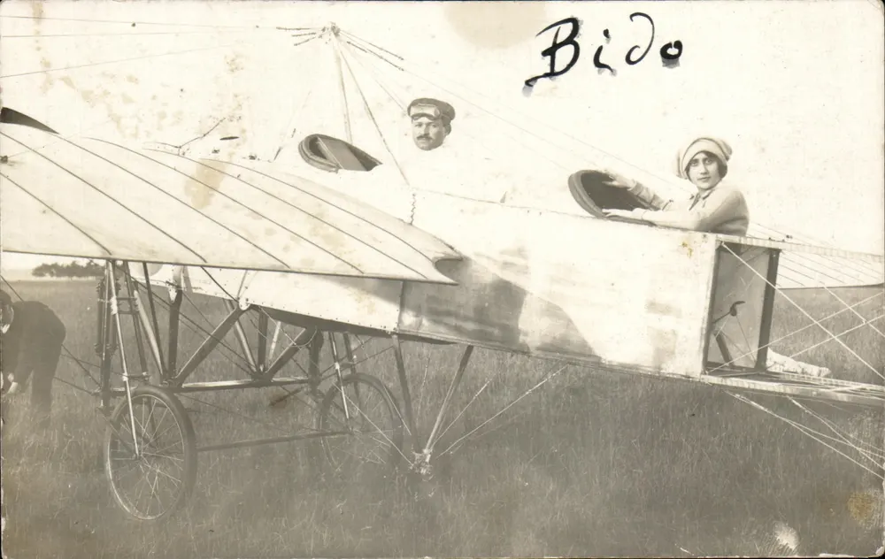 Piloto e passageira em um avião biplano — Foto Héméry, em Dieppe - Frente