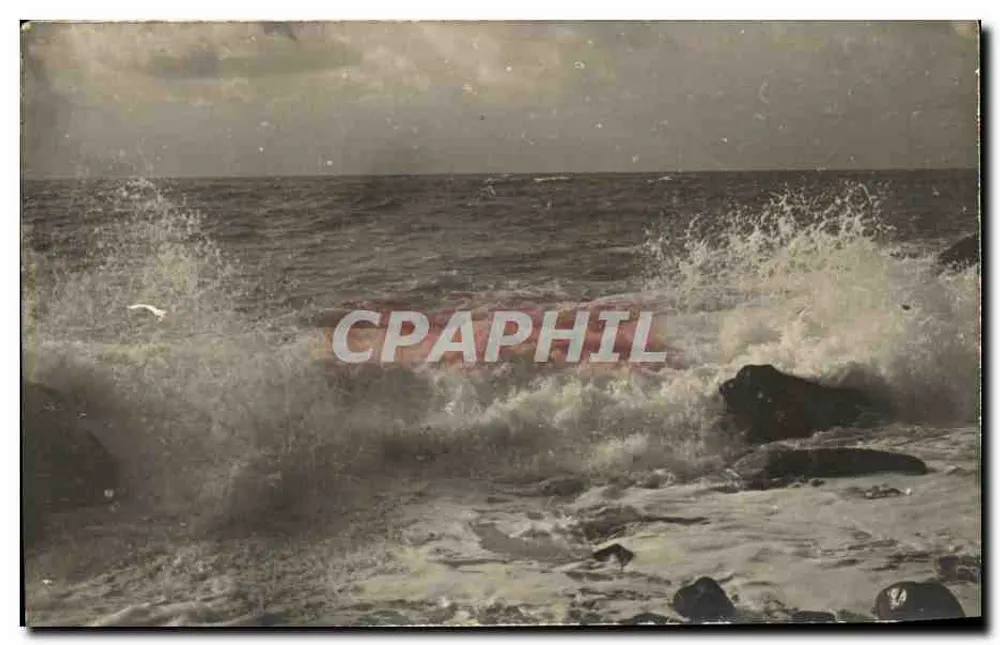 Ondas quebrando contra rochedos — cena marítima - Frente