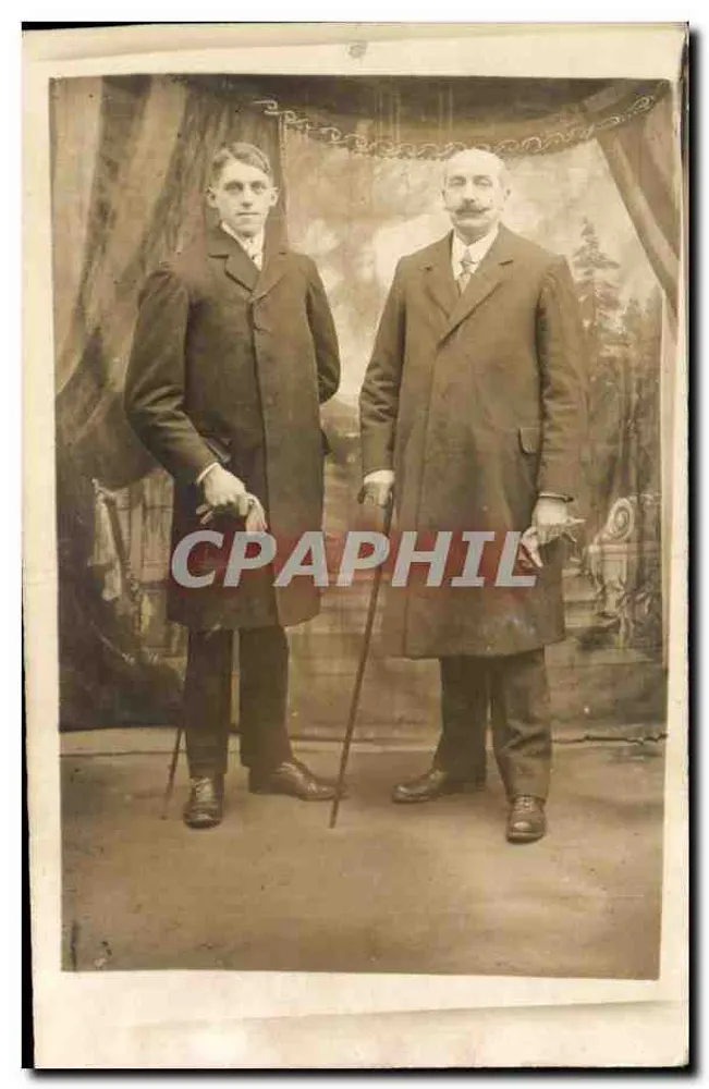 Dois homens em traje — estúdio fotográfico - Frente