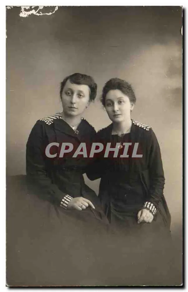 Duas jovens mulheres — retrato de estúdio - Frente