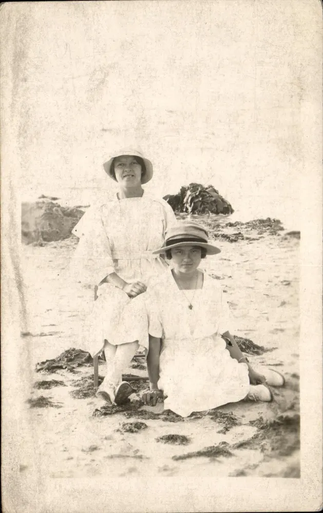 Duas mulheres em uma praia — número de série não visível - Frente