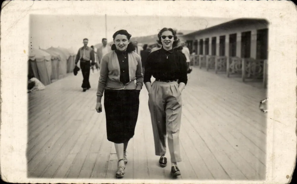 Deauville — promenade sur le quai — A. CHOISI PHOTO - Frente