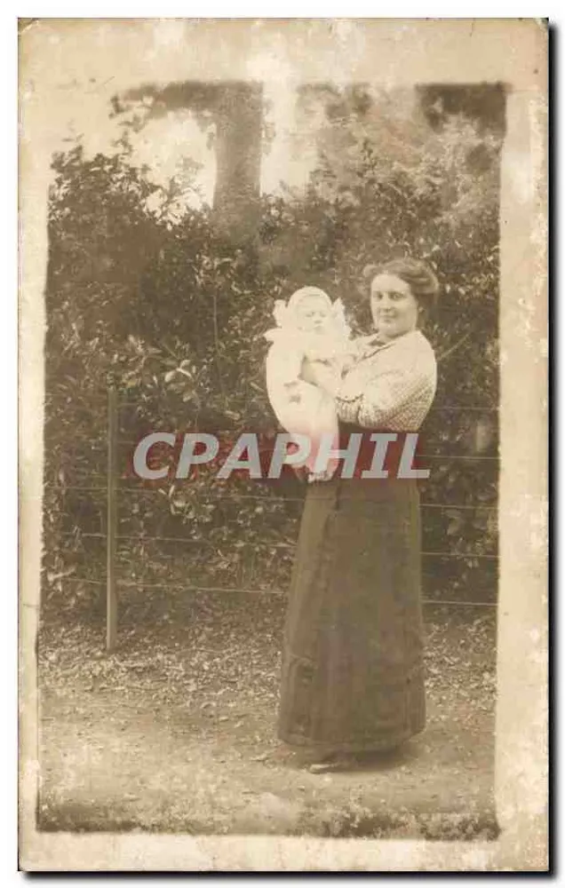Frau, die ein Baby hält — Garten — anonyme Karte - Vorderseite