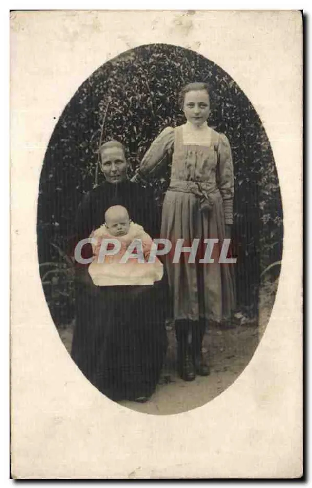 Família — três pessoas em um cenário natural — editor não visível - Frente