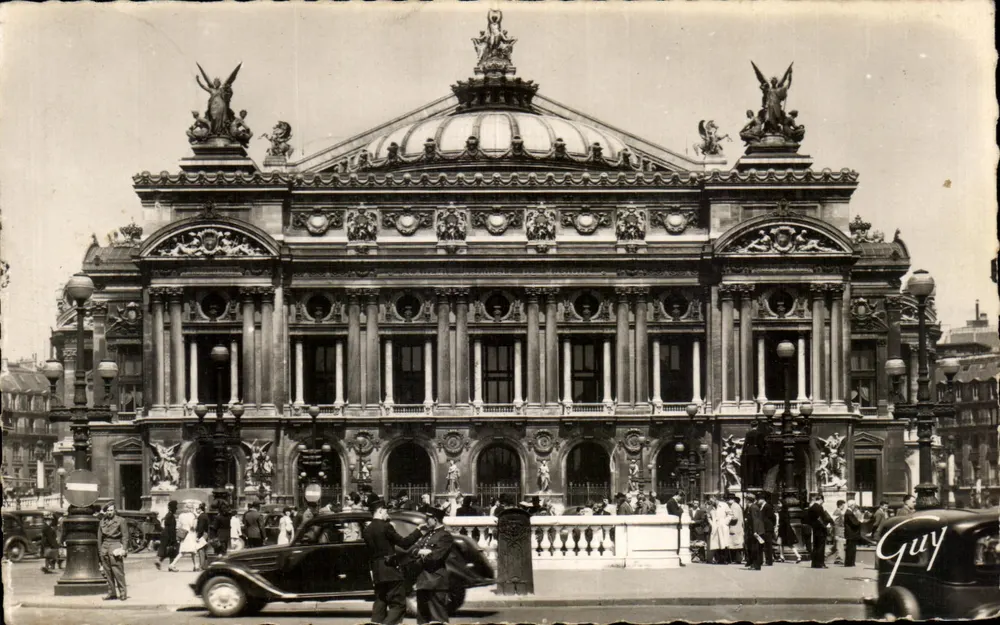 Operntheater — geschmückte Fassade mit Statuen und Säulen — Verlag André Leconte, Nr. 3.013 - Vorderseite