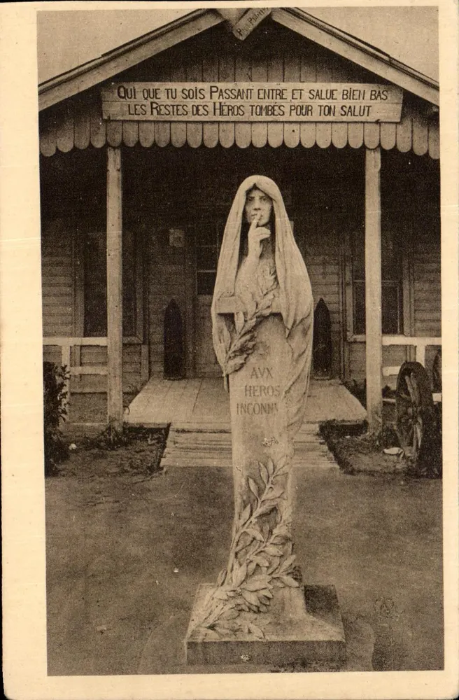 Estátua da Ressignação — Ossuário provisório de Douaumont — Madame Berthe Girardet - Frente