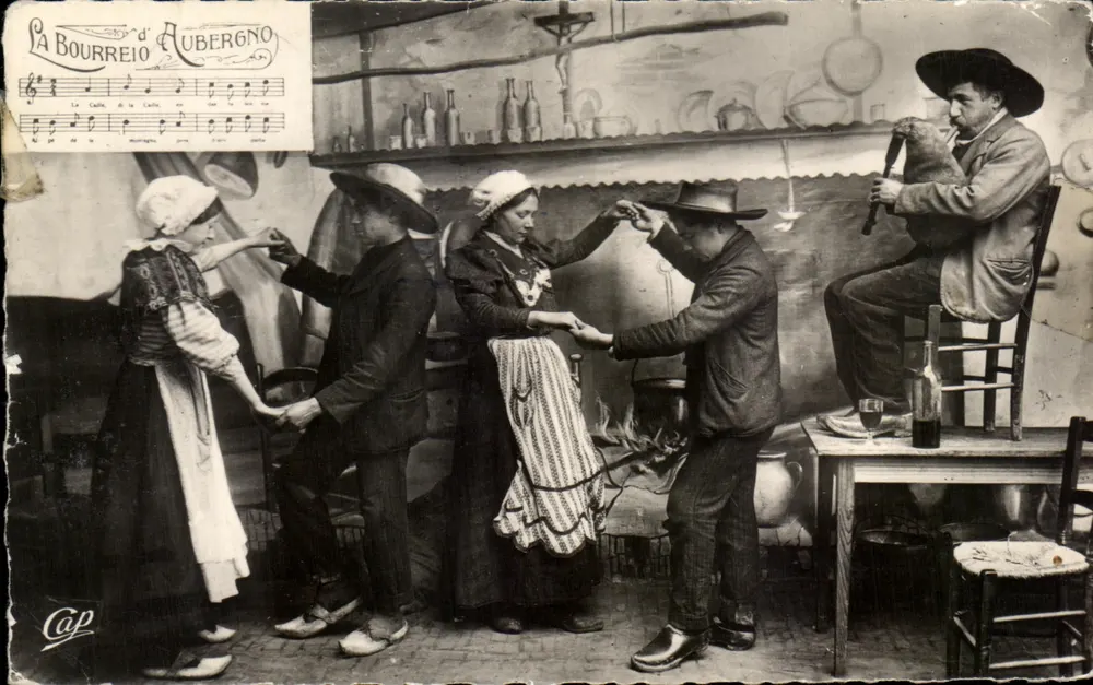 Scène de soirée à la campagne — La Bourrée d'Aubergno — éditeur Réal-Photo, n°61 - Frente