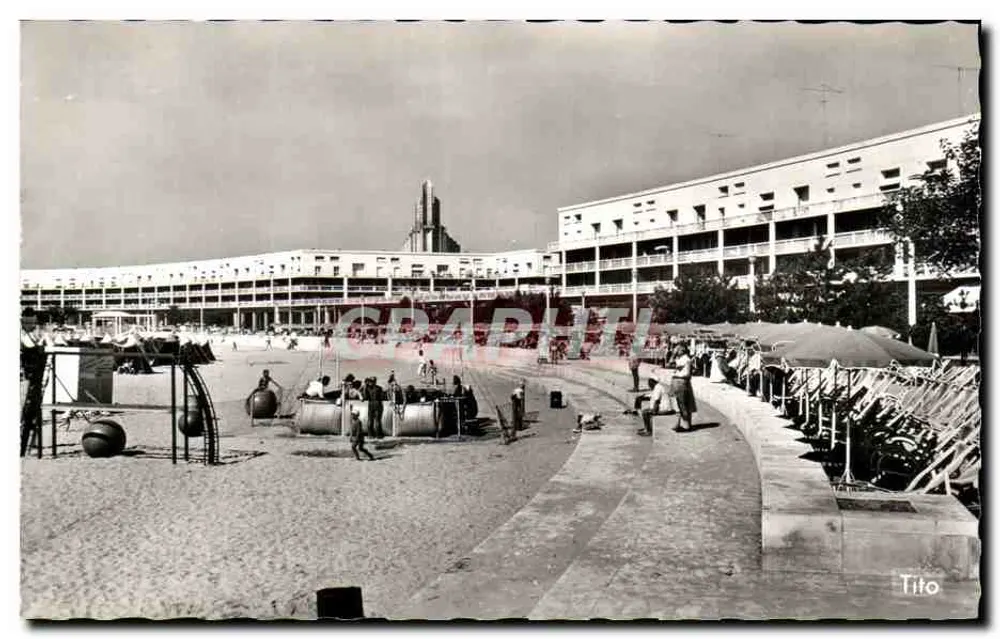 Royan — Das Zentrum des Seebades. Der Turm der Kirche Notre-Dame — Tito - Vorderseite