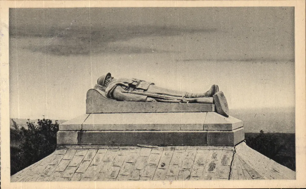 Monument du Soldat du Droit — statue allongée sur piédestal — Édition Verdun - Recto