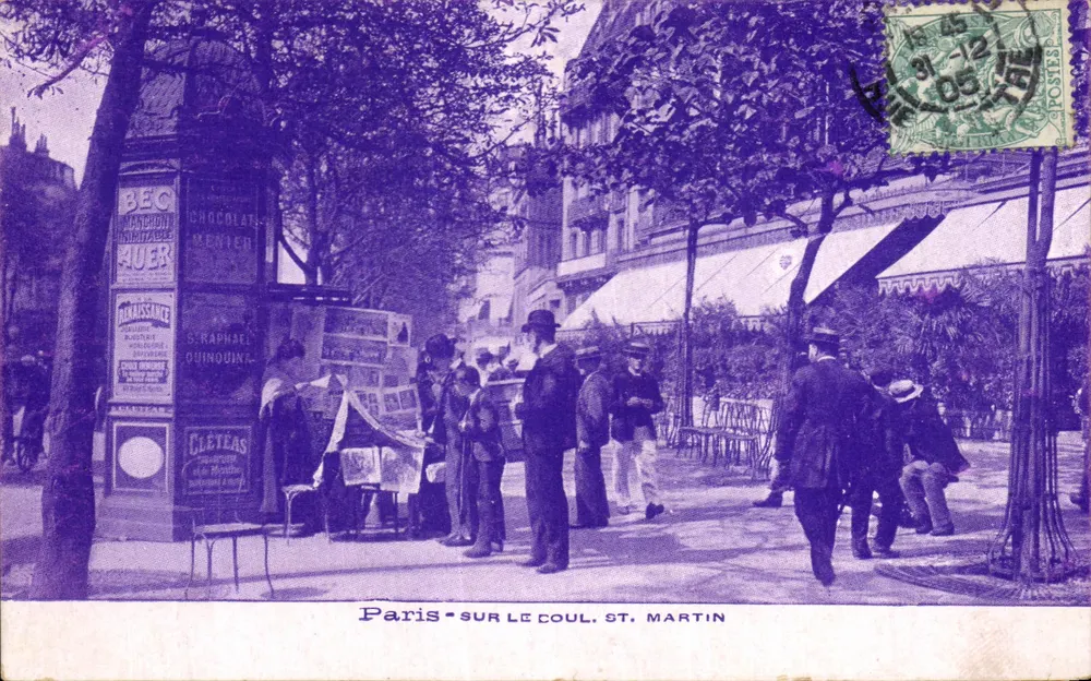 Paris — am Eckpunkt St. Martin — Straßenszene mit Zeitungskiosk und Werbetafeln - Vorderseite