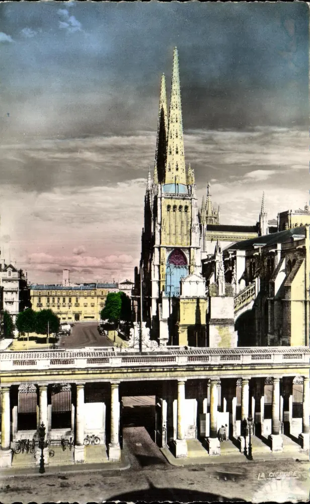 Die Kathedrale aus der Hofe der Stadtverwaltung gesehen — Bordeaux — Verlag La Cigogne, Nr. 33 999 88 - Vorderseite