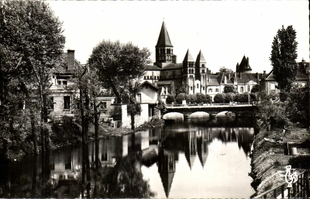 Paray-le-Monial — A Basílica e a Bourbince — Editor: Les Tirages Modernes, Paris - Frente