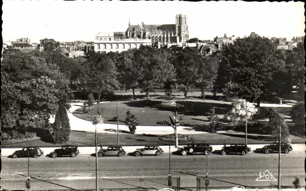 Reims — Vue générale au premier plan, le Square Colbert — éditeur Jacques Fréville, n°11 - Awers