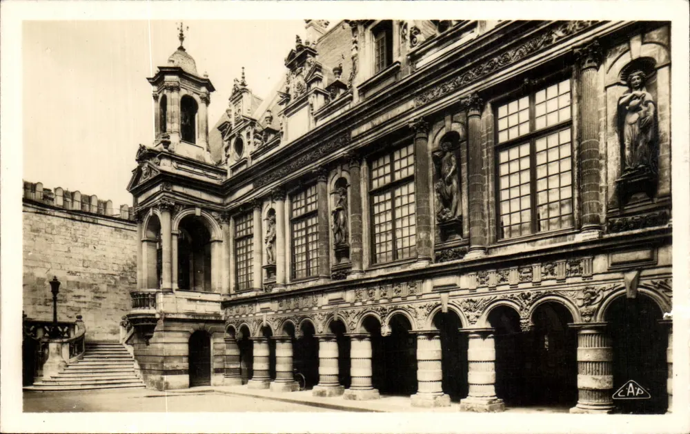 La Rochelle - Das Rathaus — Fassade zum Innenhof — C.A.P. Paris - Vorderseite