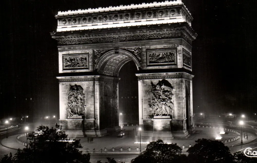 Paris — A Place de l'Étoile iluminada — Éditions Chantal, n°106 - Frente