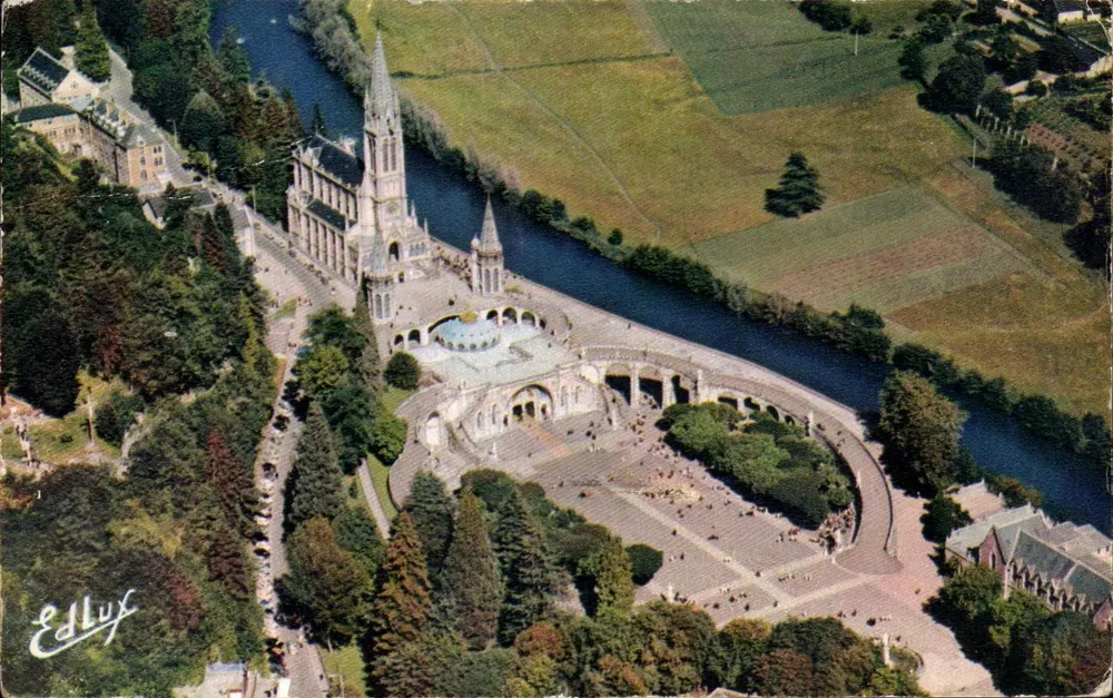 Lourdes — Luftbild der Basilika und des Gave — Verlag Edlux, Nr. 43 - Vorderseite