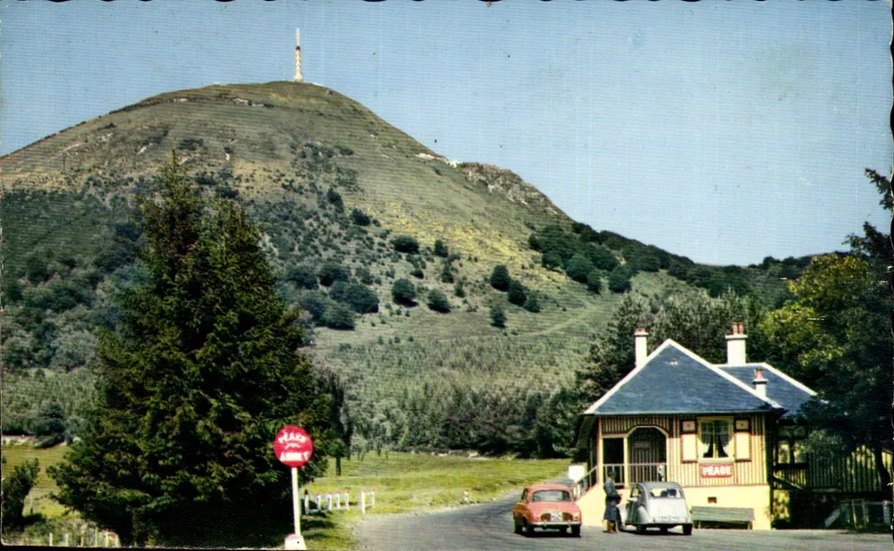 Le Puy-de-Dôme — Vista do cume com o teleférico e a estação do Péage — Lumicap - Frente