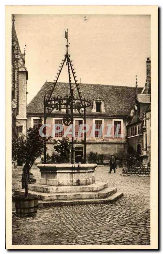 Platz des Rathauses in Vézelay — Zentrale Fontäne - Vorderseite