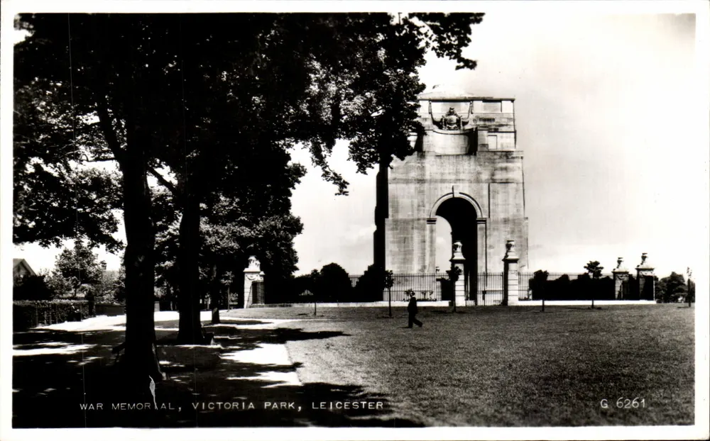 Monumento a los Caídos, Parque Victoria, Leicester — G 6261 — Valentine & Sons Ltd, Dundee and London - Anverso
