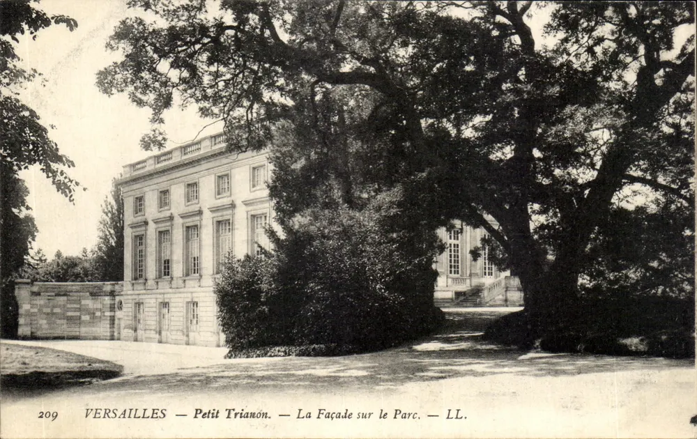 Versailles — Petit Trianon — La Fachada hacia el Parque — LL. — n° 209 - Anverso