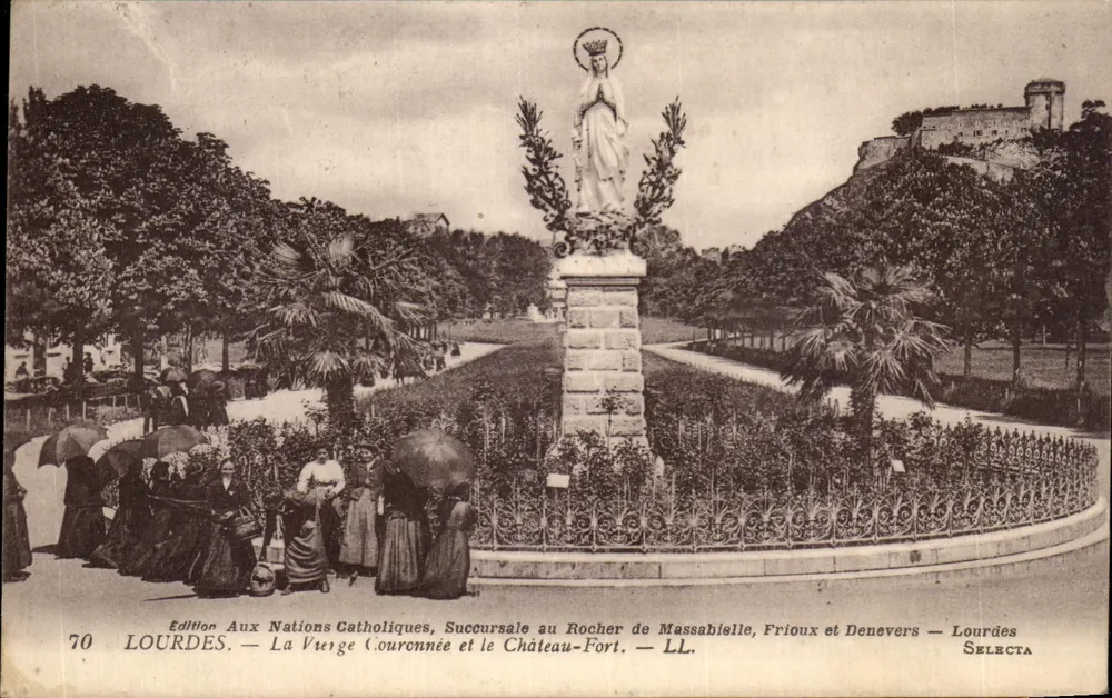 Lourdes — Die gekrönte Jungfrau und das Schloss — Edition Aux Nations Catholiques, Filiale am Rocher de Massabielle, Frioux et Denevers — Lourdes SELECTA - Vorderseite