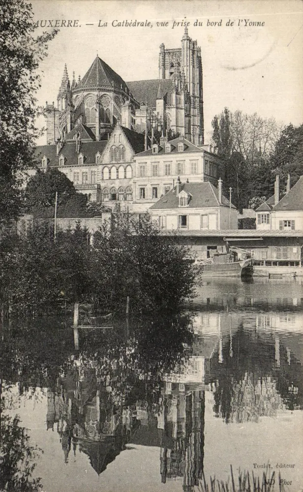 Auxerre — Die Kathedrale, Ansicht vom Ufer der Yonne — Toulout, Verlag - Vorderseite