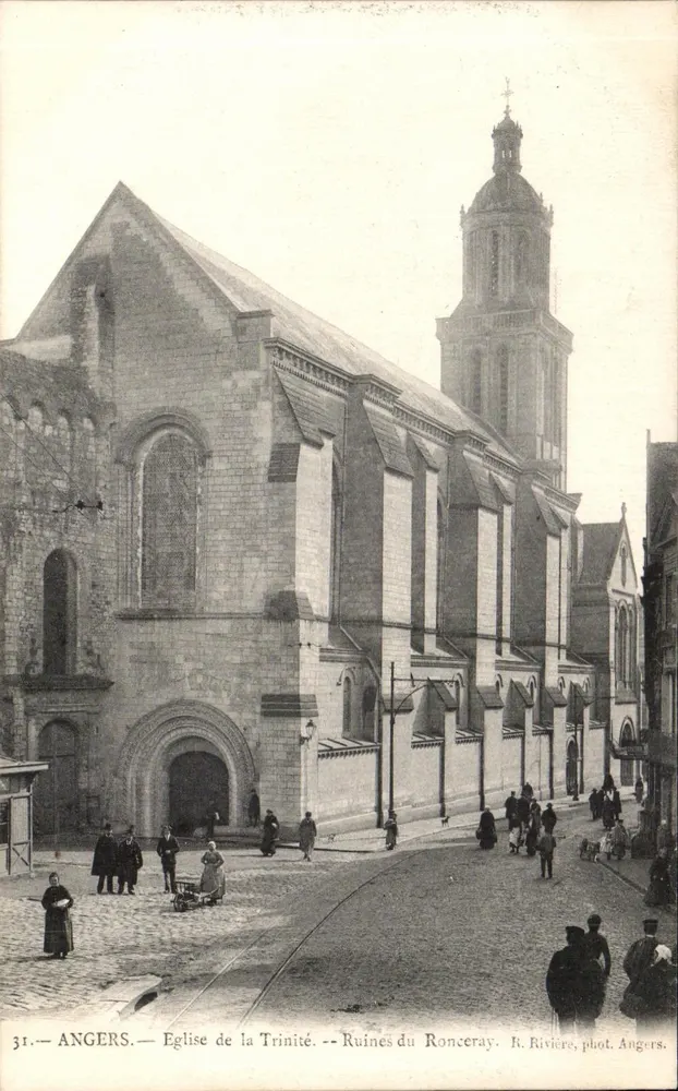 Angers — Kirche der Dreifaltigkeit — Ruinen von Ronceray — R. Rivière, Foto. Angers - Vorderseite
