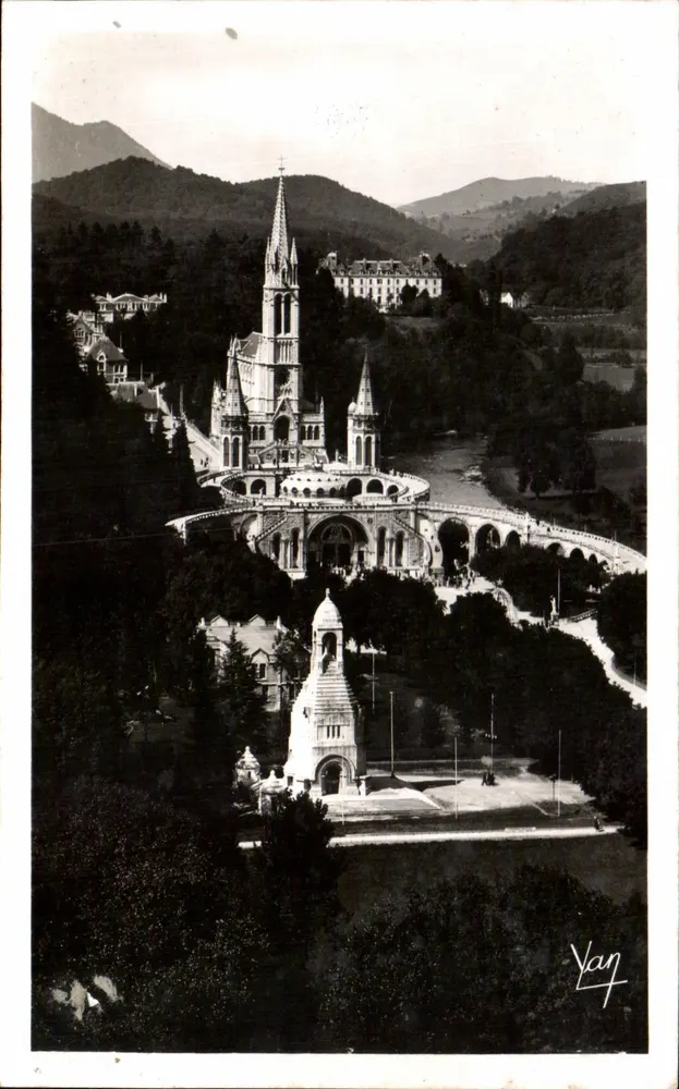 Lourdes — Die Basilika und das Kriegerdenkmal — Fotoausgabe Quillit - Vorderseite