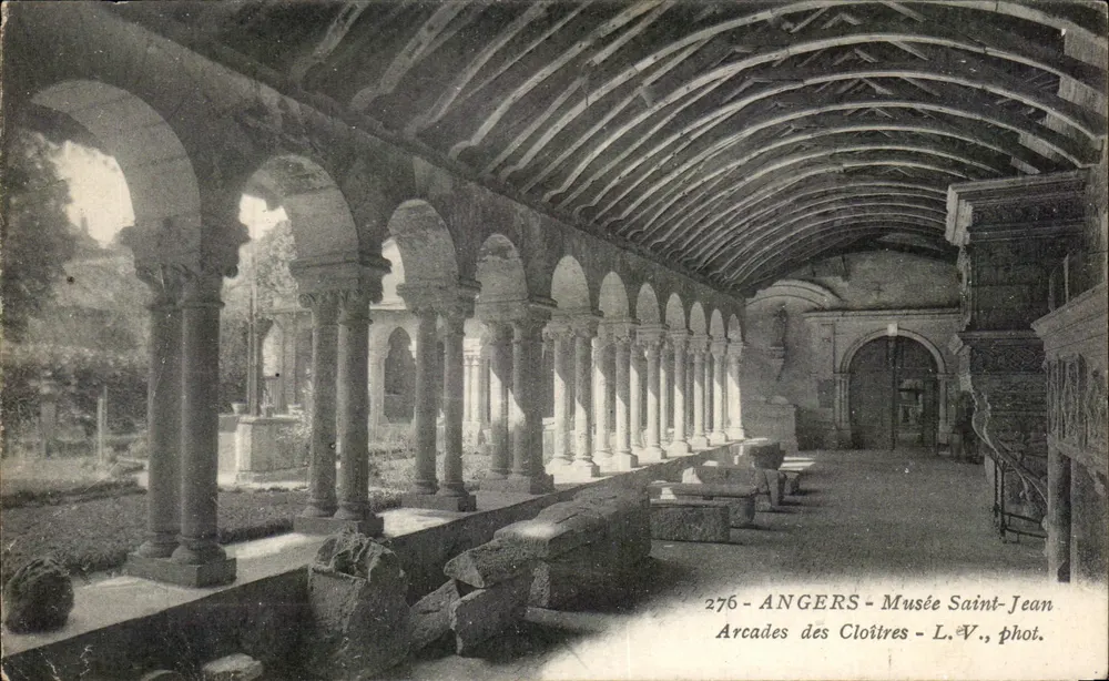 Angers - Arcadas dos Cloitores - Museu Saint-Jean — L.V., fot. n°276 - Frente