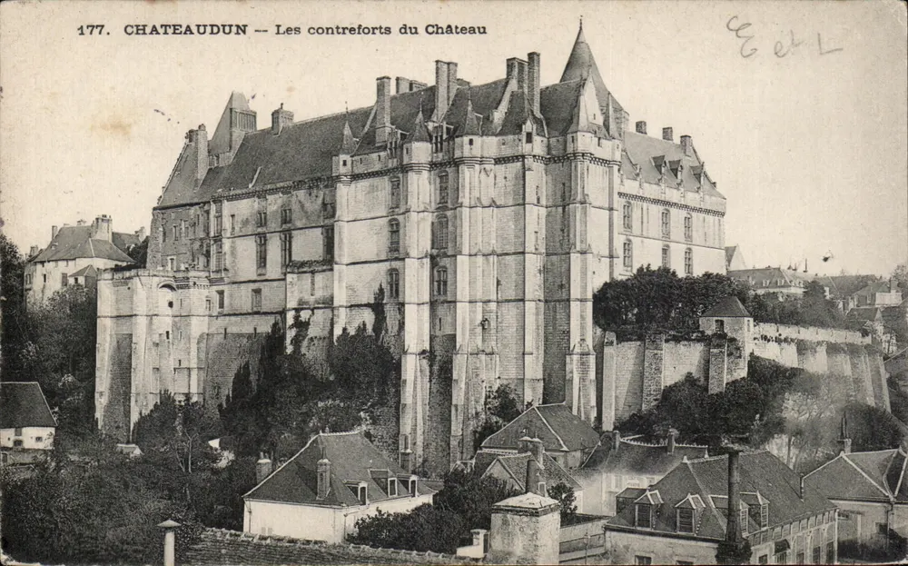 Châteaudun — Os contrafortes do Castelo — Editor C. e L. n° 177 - Frente