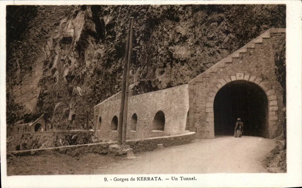 Gorges de KERRATA — Um Tunel — Phototypie Etablis, 3 Rue Albert, Alger - Frente