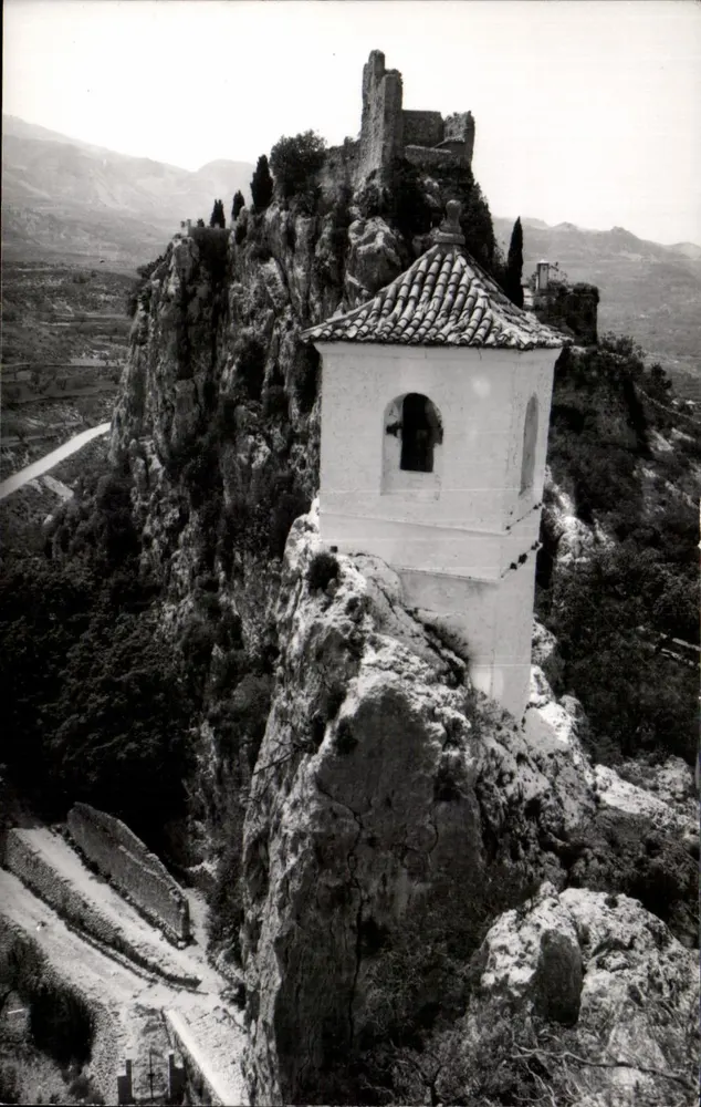 Castell de Guadalest — vista do castelo e da capela — Fotos Hermanos Llalina (Alicante) - Frente