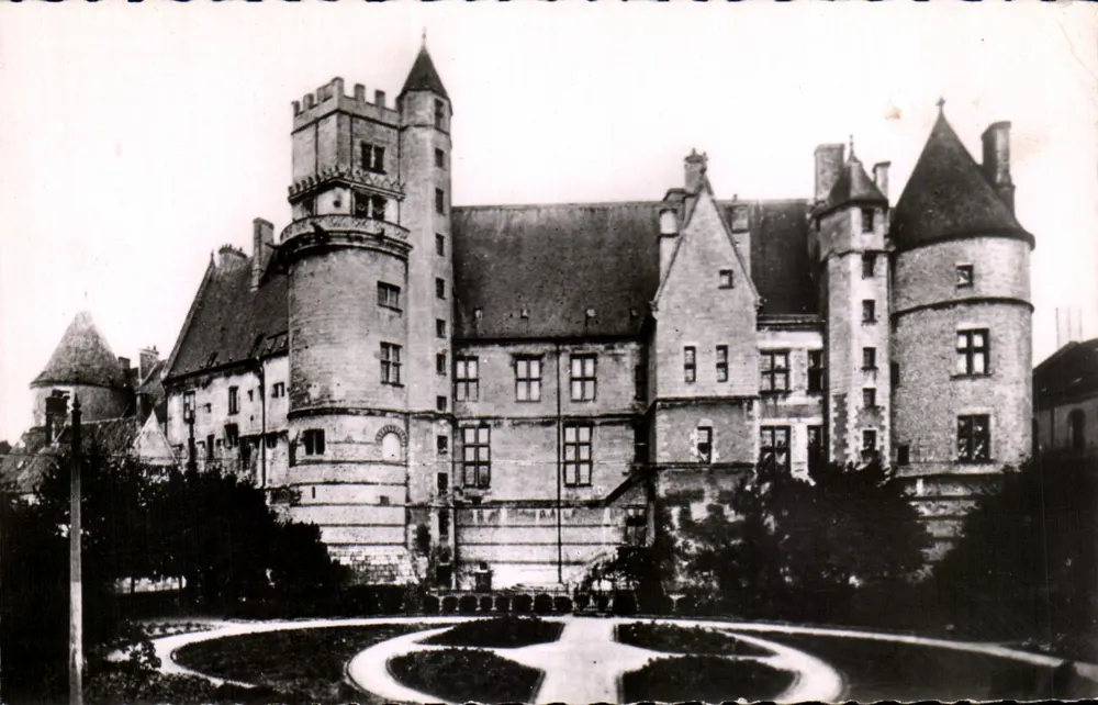 Palast Jacques-Cœur — Ansicht vom Place du Berry — E. Maquaire, Bourges - Vorderseite