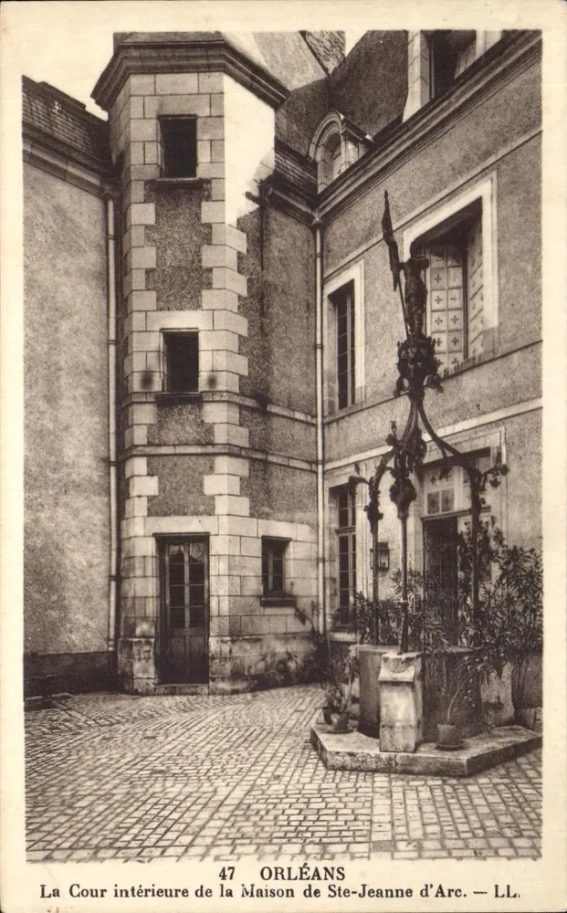 Der Innenhof des Hauses der Heiligen Jeanne d'Arc — Orléans — LL. - Vorderseite