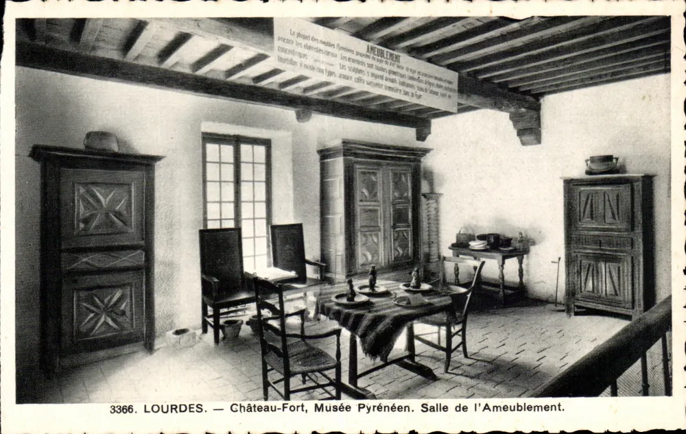 Lourdes — Schloss-Fort, Pyrenäen-Museum. Zimmer mit Möbeln. - Vorderseite