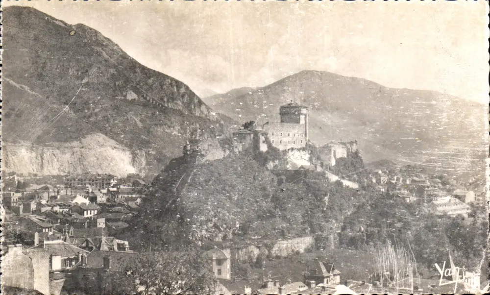 Lourdes — Le Château-Fort et les montagnes — Édition QUINAULT, Lourdes - Vorderseite