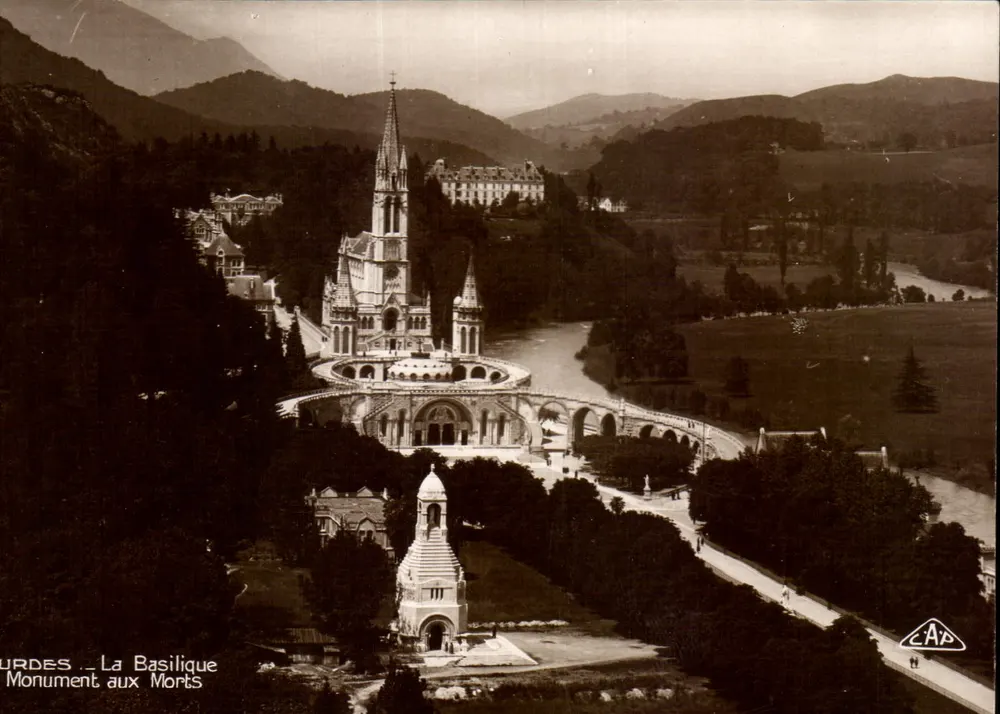 Bourdes — A Basílica e o Monumento aos Mortos — C.A.B. - Frente