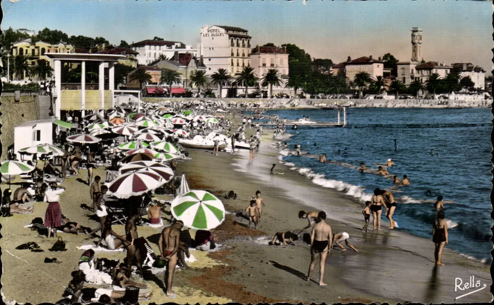 Plage de Saint-Raphaël — vue animée avec l'Hôtel Les Algues en arrière-plan — éditeur Rella, n° 1304 - Frente