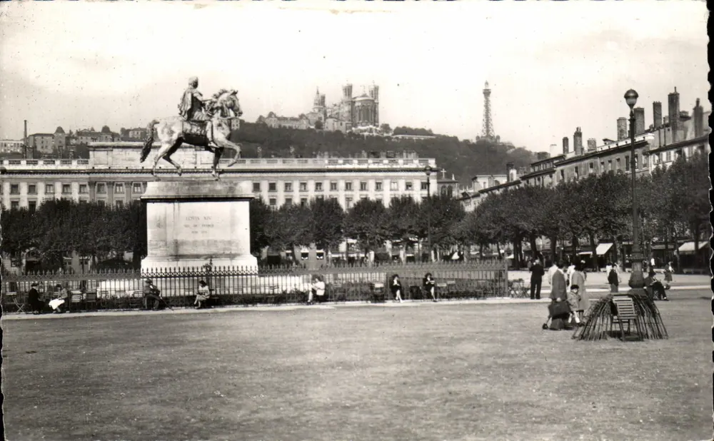 Lyon — Place Bellecour e Fourvière — Edições do Globe, Paris - Frente